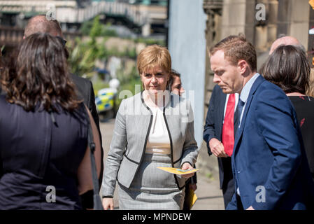 Schottische erster Minister Nicola Sturgeon Blätter der Kathedrale von Manchester nach dem nationalen Dienst des Gedenkens in Erinnerung an die Opfer der Arena Bombenattentat in Manchester, Großbritannien, am 22. Mai 2018. Prinz William und der britische Premierminister Theresa May zusammen mit anderen Politikern, sowie Angehörige der Getöteten, und Rettungskräfte zur Szene des Terror Angriff, während Tausende von Menschen in Manchester Dienstag versammelten sich am ersten Jahrestag des Terrorangriffs in der Stadt die 22 Toten. Stockfoto