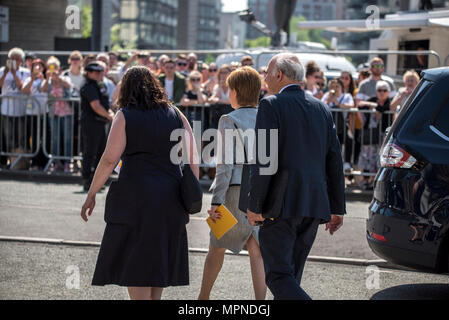 Schottische erster Minister Nicola Sturgeon Blätter der Kathedrale von Manchester nach dem nationalen Dienst des Gedenkens in Erinnerung an die Opfer der Arena Bombenattentat in Manchester, Großbritannien, am 22. Mai 2018. Prinz William und der britische Premierminister Theresa May zusammen mit anderen Politikern, sowie Angehörige der Getöteten, und Rettungskräfte zur Szene des Terror Angriff, während Tausende von Menschen in Manchester Dienstag versammelten sich am ersten Jahrestag des Terrorangriffs in der Stadt die 22 Toten. Stockfoto