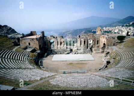 Russen Amphitheater, Meer und Ätna, Taormina, Sizilien, 3.Jahrhundert, (c 20). Artist: Unbekannt. Stockfoto