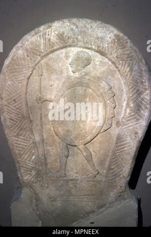 Etruskische Stele, Krieger mit Schild und Spieß c 420 v. Chr.-300 v. Chr.. Artist: Unbekannt. Stockfoto