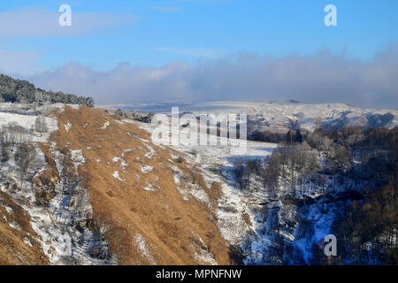 Ungewöhnliche Fotos einer wunderschönen Berglandschaft im frühen Frühjahr Stockfoto