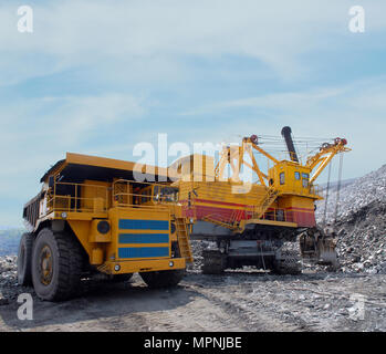 Verladung von Eisenerz auf sehr großen Körper-Dump truck Stockfoto