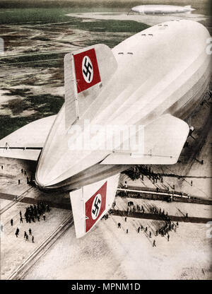 Deutschen Zeppelin Luftschiff "Hindenburg" in Lakehurst, New Jersey, c1936 festgemacht (c1937). Künstler: unbekannt. Stockfoto