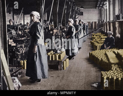 "Mädchen Arbeitnehmer in einer Munitionsfabrik", 1915. Künstler: unbekannt. Stockfoto