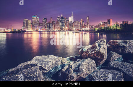 Manhattan Skyline von Brooklyn in der Nacht gesehen, Farbe getonte Bild, New York City, USA. Stockfoto