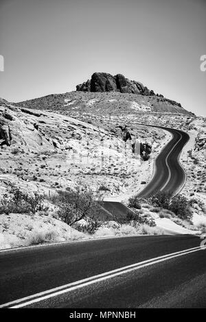 Schwarz-weiß Bild von einer malerischen Wüste Straße, Travel Concept. Stockfoto