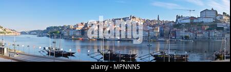 Porto, Portugal - 19. Mai 2018: Porto, Altstadt Skyline mit den Fluss Douro und rabelo Boote. Ist die zweitgrößte Stadt in Portugal nach Lissabon und Stockfoto