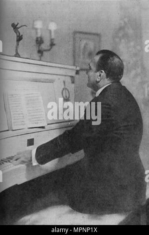 "Enrico Caruso - Italiens berühmten Tenor am Klavier', c 1925. Artist: Unbekannt. Stockfoto