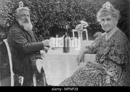 "Auguste Rodin - Rodin und seine Frau in ihrem Garten in Meudon', c 1925. Artist: Unbekannt. Stockfoto