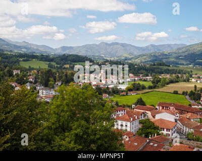 Wunderschönes Panorama auf die Stadt und die umliegenden grüne Landschaft mit den Bergen im Hintergrund aus dem mendiguren Zitadelle - Saint Jea Stockfoto