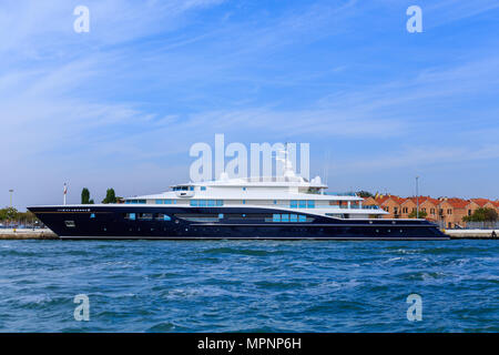 Blaue und Weiße Yacht in Venedig Canal Stockfoto