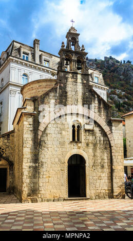 Alte steinerne Kirche in Kotor mit Glocken Stockfoto