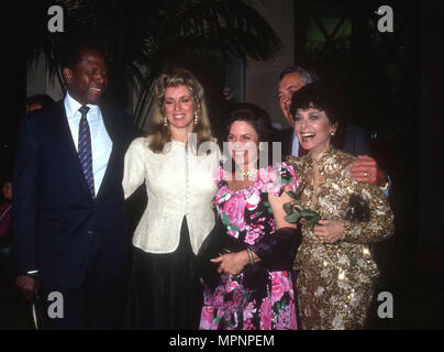 BEVERLY HILLS, Ca - 28. Februar: (L-R) Schauspieler Sidney Poitier, Frau Joanna Shimkus, Gast, Tom Gallagher und Schauspielerin Suzanne Pleshette nehmen an der Nationalen Rates des Alterns ehrt Giancarlo Parretti am 28. Februar 1991 Im Beverly Hilton Hotel in Beverly Hills, Kalifornien. Foto von Barry King/Alamy Stock Foto Stockfoto