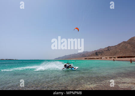 Kitesurfen an der Blauen Lagune (Dahab), Sinai, Ägypten Stockfoto