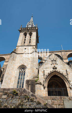 Blick auf die Kirche und die von Morlaix Morlaix Viadukt, Morlaix, Finistère, Bretagne, Frankreich. Stockfoto