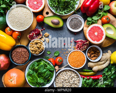 Frische Zutaten für gesundes Kochen. Gemüse, Früchte, Samen, Getreide, Bohnen, Gewürze, Superfoods, Kräuter. Sauber. Das Essen. Ansicht von oben. Stockfoto