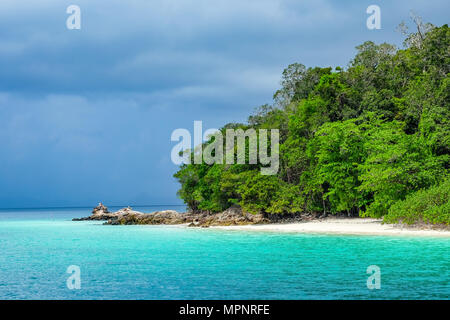 Sunny Beach und stürmischen Himmel, Myeik Archipel, Myanmar Stockfoto