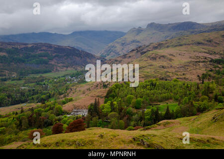 Die Aussicht von Loughrigg fiel mit Blick auf Elterwater im Lake District Stockfoto