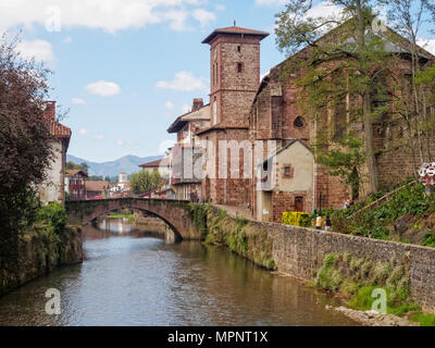 Nive, die St James Bridge und die Kirche von Notre-Dame du Bout du Pont-Saint Jean Pied de Port, Frankreich Stockfoto