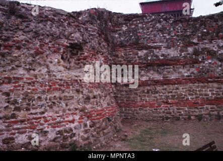 Teil der römischen Stadtmauer in der Nähe von Balkern Tor, Colchester, Essex, England, c 20. Artist: CM Dixon. Stockfoto