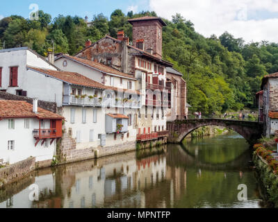 Nive und der St James Brücke - Saint Jean-Pied-de-Port, Frankreich Stockfoto