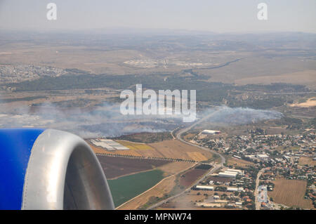 Luftaufnahme von einem Waldbrand, der verzögerte Start und Landungen von Ben Gurion International Airport, Israel am 18. Mai 2018 Stockfoto