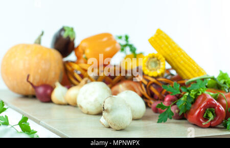 Pilze auf dem Hintergrund von frischem Gemüse. Stockfoto