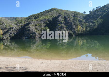 Schöne fluvialen Strand am Fluss Tejo auf dem Weg durch die; Monut Palette von Altomira in Albalate. Landschaften Reisen Urlaub. Oktober 29, 2016. Stockfoto