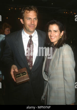 BEVERLY HILLS, Ca - 5. März: (L-R) Schauspieler Kevin Costner und ..., image size:300x426