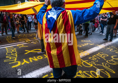 Eine Demonstrantin wird gesehen, eine katalanische Unabhängigkeit Flagge auf seinem Rücken, während eine große katalanische Flagge. Hunderte von Menschen haben sich an der Straße von Barcelona getroffen zu verlangen, die Freiheit der Meinungsäußerung und die Solidarität mit den mallorquinischen Rapper bekannt als Valtonyc, der Morgen wegen Beleidigung der spanischen Krone inhaftiert werden können. Valtonyc hatte aus Spanien geflohen Asyl in Belgien Minuten vor dem Protest zu beantragen. Stockfoto