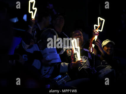 Tampa, Florida, USA. 23 Mai, 2018. DOUGLAS R. CLIFFORD | Zeiten. Tampa Bay Lightning Fans warten auf den Start von Spiel 7 der Eastern Conference Finale gegen die Washington Capitals am 23. Mai 2018 Amalie Arena, in Tampa, Fla. Credit: Douglas R. Clifford/Tampa Bay Zeiten/ZUMA Draht/Alamy leben Nachrichten Stockfoto