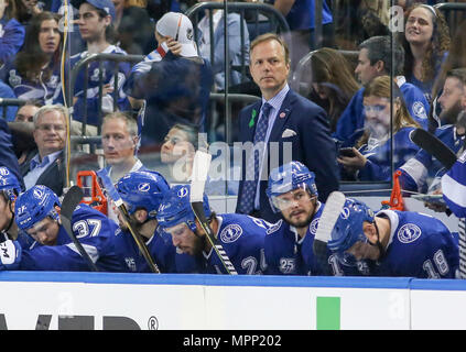 Tampa, Florida, USA. 23 Mai, 2018. DIRK SHADD | Zeiten. Jon Cooper und die Tampa Bay Lightning die Spieler auf der Bank in den letzten Minuten in Spiel 7 der Eastern Conference final Mittwoch, 23. Mai 2018 in Tampa. Quelle: Dirk Shadd/Tampa Bay Zeiten/ZUMA Draht/Alamy leben Nachrichten Stockfoto