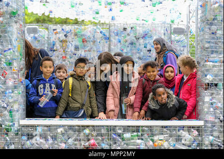 London, Großbritannien. 24. Mai 2018. Kinder aus Camden Netley Grundschule die Enthüllung einer Kunst installation namens "Tempo" von Architekt Nick Holz, im ZSL London Zoo. Das Kunstwerk besteht aus einem Gebäude aus 15.000 verworfen Einwegflaschen aus London und seine Wasserstraßen gesammelt und ist Teil des Zsl's# OneLess Kampagne, mit dem Ziel, den Ozeanen der Welt durch Förderung von Menschen mit Single Stop - mit Plastikflaschen zu schützen. Credit: Stephen Chung/Alamy leben Nachrichten Stockfoto