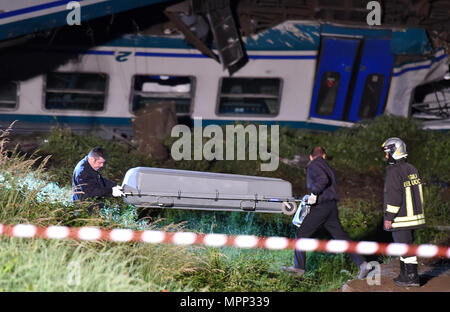 Rom, Italien. 24. Mai, 2018. Retter arbeiten am Standort, an dem ein Regionalzug in einen Lkw auf einer Bahnstrecke verbindet die Städte Turin und Ivrea, Italien, am 24. Mai 2018 abgestürzt. Mindestens zwei Menschen starben und 18 wurden bei einem Zugunglück im Nordwesten der Region Piemont Italien verletzt, Not die Behörden des Landes sagte am Donnerstag. Quelle: Xinhua/Alamy leben Nachrichten Stockfoto