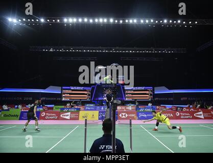 Bangkok, Thailand. 24. Mai, 2018. Chen Lang (R) von Team China schlägt eine Rückkehr gegen Chou Tien Chen von Team Chinesisch Taipei während der BWF Thomas Cup Viertelfinale 2018 in Bangkok, Thailand, am 24. Mai 2018. Credit: Wang Shen/Xinhua/Alamy leben Nachrichten Stockfoto