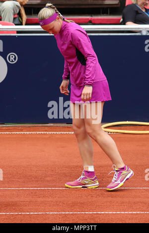 24. Mai 2018, Deutschland, Nürnberg: Tennis, WTA Tour, Singles, Frauen. Kiki Bertens aus den Niederlanden die Prüfung der Bespielbarkeit der Gerichtshof nach einem Regen verzögert. Foto: Daniel Karmann/dpa Quelle: dpa Picture alliance/Alamy leben Nachrichten Stockfoto