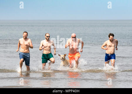 Southport, Merseyside. UK Wetter. Ein Vater und seine drei Söhne genießen Sie einige gute Qualität der Familie Zeit unten am Meer in Southport, einem Tag der schönen warmen Sonnenschein und blauem Himmel auf einem wunderschönen Frühling Nachmittag. Credit: cernan Elias/Alamy leben Nachrichten Stockfoto