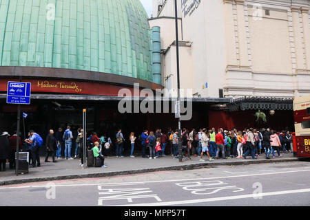 London, Großbritannien. 24. Mai 2018. Die berühmte Madame Tussauds Wachsmuseum, zieht jährlich 2,5 Mio. Besucher hat eine Planung Anwendung nach Westminster City Council zu Anti-terror-Poller außerhalb seiner ikonischen London HQ installieren Fahrzeugen Überfahren des Randsteins Kredit zu stoppen: Amer ghazzal/Alamy leben Nachrichten Stockfoto