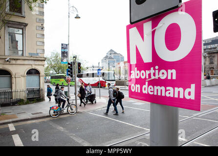 24. Mai 2018, Irland, Dublin: Pedstrians vorbei an ein Plakat, in der die Bürger mit "Nein" gegen die Aufhebung des Verbots der Abtreibung zu Stimmen am letzten Tag des Wahlkampfes vor dem Referendum zur Aufhebung der 8. Änderung der irischen Verfassung. Quelle: dpa Picture alliance/Alamy leben Nachrichten Stockfoto