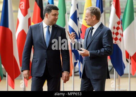 Brüssel, Bxl, Belgien. 24. Mai, 2018. Donald Tusk, der Präsident des Europäischen Rates (R) begrüßt Volodymyr Groysman, der Premierminister der Ukraine am Europäischen Rat in Brüssel, Belgien am 24.05.2018 von Wiktor Dabkowski Credit: Wiktor Dabkowski/ZUMA Draht/Alamy leben Nachrichten Stockfoto