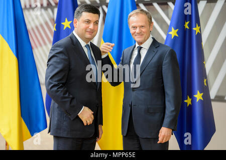 Brüssel, Bxl, Belgien. 24. Mai, 2018. Donald Tusk, der Präsident des Europäischen Rates (R) begrüßt Volodymyr Groysman, der Premierminister der Ukraine am Europäischen Rat in Brüssel, Belgien am 24.05.2018 von Wiktor Dabkowski Credit: Wiktor Dabkowski/ZUMA Draht/Alamy leben Nachrichten Stockfoto