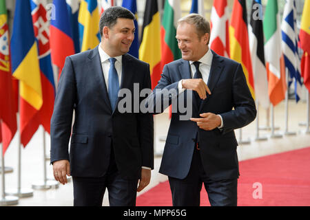 Brüssel, Bxl, Belgien. 24. Mai, 2018. Donald Tusk, der Präsident des Europäischen Rates (R) begrüßt Volodymyr Groysman, der Premierminister der Ukraine am Europäischen Rat in Brüssel, Belgien am 24.05.2018 von Wiktor Dabkowski Credit: Wiktor Dabkowski/ZUMA Draht/Alamy leben Nachrichten Stockfoto