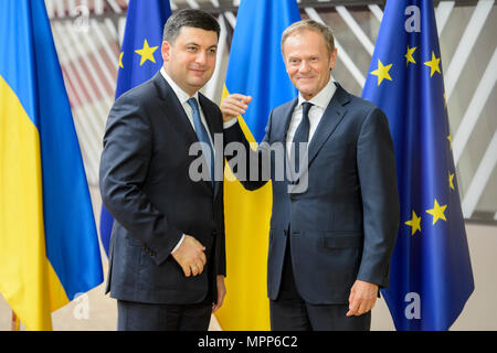 Brüssel, Belgien. 24. Mai, 2018. Donald Tusk, der Präsident des Europäischen Rates (R) begrüßt Volodymyr Groysman, der Premierminister der Ukraine am Europäischen Rat in Brüssel, Belgien am 24.05.2018 von Wiktor Dabkowski | Verwendung der weltweiten Kredit: dpa/Alamy leben Nachrichten Stockfoto