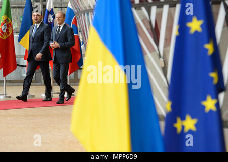 Brüssel, Belgien. 24. Mai, 2018. Donald Tusk, der Präsident des Europäischen Rates (R) begrüßt Volodymyr Groysman, der Premierminister der Ukraine am Europäischen Rat in Brüssel, Belgien am 24.05.2018 von Wiktor Dabkowski | Verwendung der weltweiten Kredit: dpa/Alamy leben Nachrichten Stockfoto