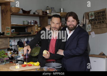 Frankfurt am Main, Deutschland. 24. Mai 2018. Darsteller Wanja Mues (links), ein (Antoine Monot, Jr. (rechts) stellen in der Küche des Hausboot, die von Mues' Zeichen Leo in der TV-Show Vorbereiten der Nahrung gehört. 4 neue Episoden der Relaunch der langjährigen TV-Serie "Ein Fall für zwei" (ein Fall für zwei) werden in Frankfurt gefilmt Für die Deutschen staatlichen TV-Sender ZDF (Zweites Deutsches Fernsehen). Es Sterne Antoine Monot, Jr. als Verteidiger Benjamin "Benni" Hornberg und Wanja Mues als Privatdetektiv Leo Oswald. Die Episoden sind von Thomas Nennstiel geleitet. Die Folgen sind zu Luft in Stockfoto