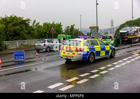 A259 Newhaven Flyover, Newhaven, East Sussex, Vereinigtes Königreich. 24. Mai 2018. Die Polizei in der Nähe der Newhaven Überführung nach einem schweren multi Fahrzeug Kollision bereits heute dazu führt, dass lange Wartezeiten für den Verkehr nähert sich dem Newhaven Fährhafen. Credit: Alan Fraser/Alamy leben Nachrichten Stockfoto