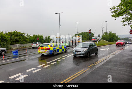 A259 Newhaven Flyover, Newhaven, East Sussex, Vereinigtes Königreich. 24. Mai 2018. Die Polizei in der Nähe der Newhaven Überführung nach einem schweren multi Fahrzeug Kollision bereits heute dazu führt, dass lange Wartezeiten für den Verkehr nähert sich dem Newhaven Fährhafen. Credit: Alan Fraser/Alamy leben Nachrichten Stockfoto