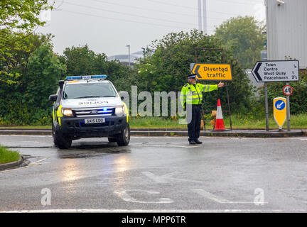 A259 Newhaven Flyover, Newhaven, East Sussex, Vereinigtes Königreich. 24. Mai 2018. Die Polizei in der Nähe der Newhaven Überführung nach einem schweren multi Fahrzeug Kollision bereits heute dazu führt, dass lange Wartezeiten für den Verkehr nähert sich dem Newhaven Fährhafen. Credit: Alan Fraser/Alamy leben Nachrichten Stockfoto