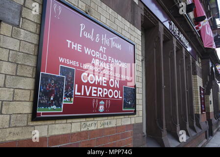 Liverpool, Großbritannien, 24. Mai 2018. Dekorationen und Flaggen klicken Sie auf Häuser und Pubs in der Nähe von Anfield, der Liverpool Football Club. Fans sind die Vorbereitung für Ihre Teams in der Champions League Finale am Samstag, den 26. Mai 2018. Es ist zum ersten Mal der FC Liverpool im Finale seit 2005 erschienen sind. Quelle: David Colbran/Alamy leben Nachrichten Stockfoto