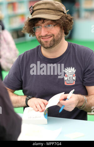 Hay Festival, Heu auf Wye, UK - Mai 2018 - Kinder Autor Andy Stanton Unterzeichnung Herr Gummi Bücher am Eröffnungstag der Hay Festival - die öffnung Tag verfügt über eine große Schulen Programm - Foto Steven Mai/Alamy leben Nachrichten Stockfoto